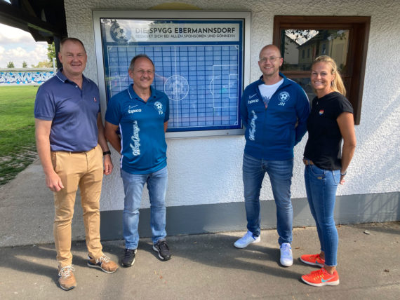 Die Spielvereinigung Ebermannsdorf bedankt sich für die Sponsorentafel am Kassenhäusl. Im Bild von links Erich Meidinger, 1. Bürgermeister GDE Ebermannsdorf Thomas Pospiech, 1. Schriftführer Jörn Henseleit, 1. Schatzmeister Linda Denk, Jugendleitung Bildrechte: Michael Lettau